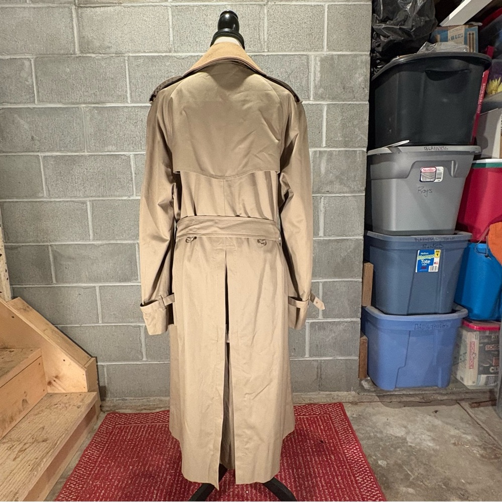 Burberry trench coat. - Picture 5 of 14
